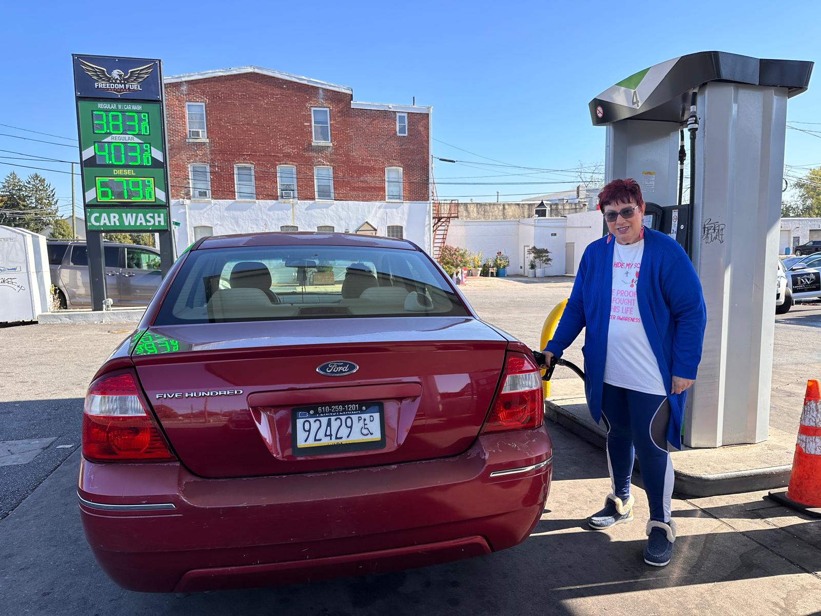 Karol, una jubilada de Filadelfia, reposta en una gasolinera Freedom Fuel.