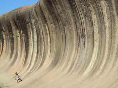 En la Wave Rock australiana no hace falta agua para poder surfear.