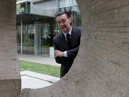 Zugaza se asoma a la escultura de Chillida, junto al Bellas Artes de Bilbao.