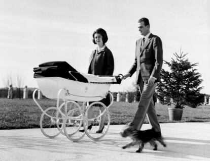 PADRES PRIMERIZOS
El 20 de diciembre de 1963 nacía en Madrid la infanta Elena. Los entonces Príncipes de Asturias vivían ya en la Zarzuela, pero su futuro todavía era incierto, ya que el dictador no se había pronunciado sobre qué planes tenía para ellos. Luego llegaron la infanta Cristina (13 de junio de 1965) y, por último, don Felipe (30 de enero de 1968), el heredero. Nada más nacer este, sus padres brindaron con champán, y doña Sofía pidió además un helado de chocolate.