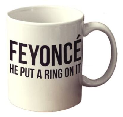 Una taza de Feyoncé con un verso de una de las canciones de Beyoncé.