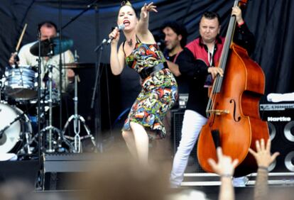 La irlandesa Imelda May, ayer en un momento de su actuación en el Azkena Rock Festival.