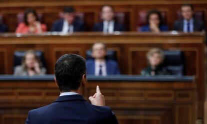 El presidente del Gobierno, Pedro Sánchez, responde al líder del PP, Pablo Casado, en el Congreso. 