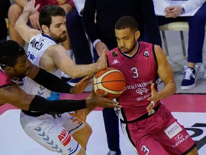 Adekoya y Cuevas, del Carraminbre Valladolid, se pasan el balón en la Copa Princesa