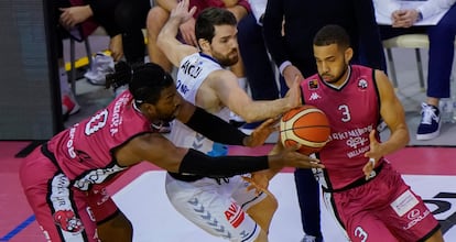 Adekoya y Cuevas, del Carraminbre Valladolid, se pasan el balón en la Copa Princesa