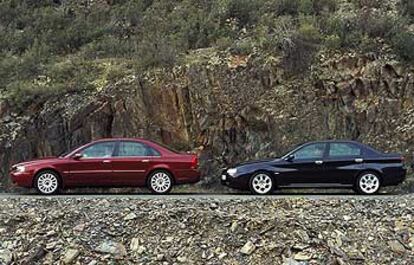 Dos berlinas elegantes y atractivas. El Volvo S80 (a la izquierda) tiene una línea más clásica, con los trazos robustos de la marca sueca. El Alfa 166 ofrece una imagen más estilizada y deportiva.