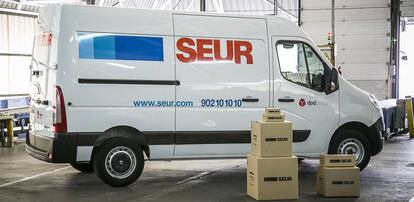 Una camioneta de Seur.