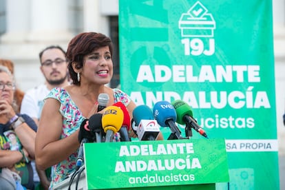  La candidata de Adelante Andalucía, Teresa Rodríguez, y el 'número dos' por Cádiz, José Ignacio García, han ofrecido declaraciones públicas a la prensa en un encuentro con la militancia de inicio de campaña en Jerez de la Frontera (Cádiz). Rodríguez ha reivindicado el andalucismo
"a pesar de todo" y contra una derecha "que viene de fuera para insultar nuestras costumbres" y otra derecha a la que ha acusado de "desmantelar" los servicios públicos de la comunidad. 