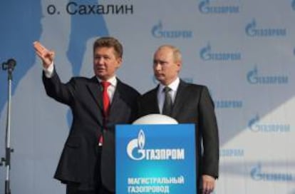 El primer ministro ruso, Vladimir Putin (d), y el presidente del consorcio gasístico ruso Gazprom, Alexéi Miller. EFE/Archivo