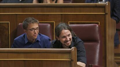El exdiputado de Unidos Podemos en el Congreso, Iñigo Errejón (a la izquierda), y el secretario general de la formación morada, Pablo Iglesias. 