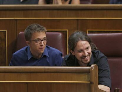 El exdiputado de Unidos Podemos en el Congreso, Iñigo Errejón (a la izquierda), y el secretario general de la formación morada, Pablo Iglesias. 