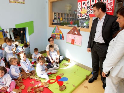Feijoó visita a una guardería en Barro