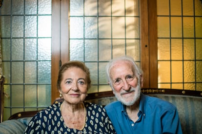 Julita Salmerón y Antonio García Cabanes, en el salón de su casa de Madrid.