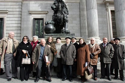 Un grupo de <i>niños de la guerra</i> posa delante del Congreso en febrero de 2005.