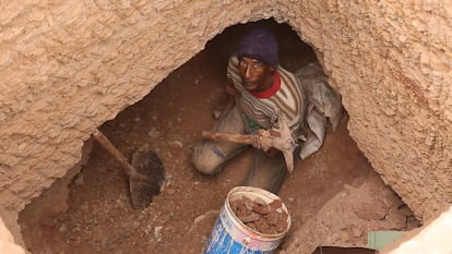 Benaqla Sadki trabalha procurando fósseis perto de Erfoud (Marrocos).