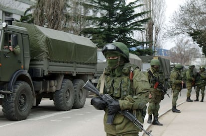 Homens bloqueiam a fronteira ucraniana em Sevastopol, na península da Crimeia, sob a ordem do Ministério de Defesa da Rússia.