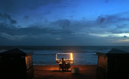 Un vendedor de bocadillos en su puesto del paseo marítimo de Galle Face en Colombo, Sri Lanka.