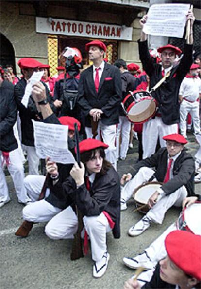 Integrantes de la compañía mixta Oiasso, durante la sentada.