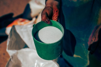 El azúcar es uno de los productos más preciados para los refugiados saharauis, que se quejan de que cada vez es más escaso. Lo usan en abundancia para preparar el té, que toman a todas horas, y otras bebidas.              