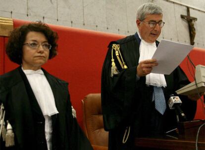 El juez Renato Delucci lee la sentencia pronunciada este lunes contra los funcionarios acusados por maltrato
