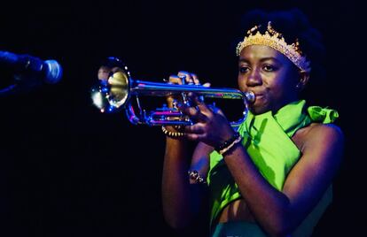 Della Hayes and Her Women of Color. Una banda muy importante en Ghana, formada enteramente por mujeres. Ella es toda una personalidad, el grupo de intérpretes que la acompañan, rotan. Ella dice que "las entrena".