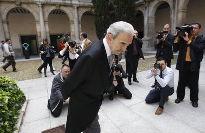 El poeta argentino Juan Gelman recibe el premio Cervantes, el máximo galardón de las letras hispanas, en el Paraninfo de la Universidad de Alcalá de Henares (Madrid), abril de 2008.