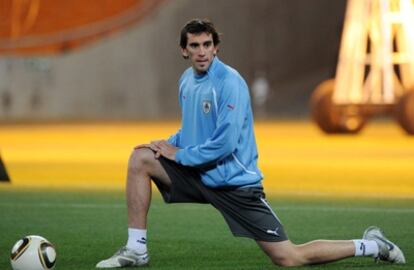 Godín hace estiramientos durante un entrenamiento de Uruguay en Sudáfrica.