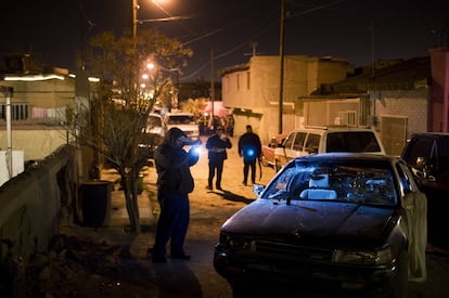 Policías en una escena de crimen provocado por cárteles en Ciudad Juárez, Chihuahua