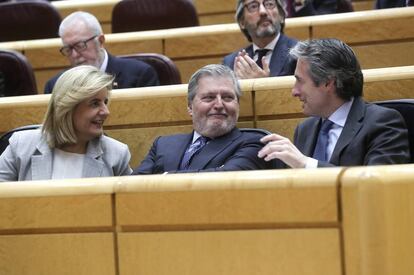 Los ministros Fátima Báñez, Íñigo Méndez de Vigo e Íñigo de la Serna en el Senado. 