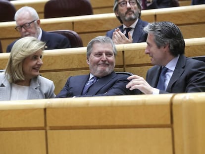 Los ministros Fátima Báñez, Íñigo Méndez de Vigo e Íñigo de la Serna en el Senado. 