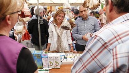 Carme Chac&oacute;n en el mercado de Carolinas en Alicante. 