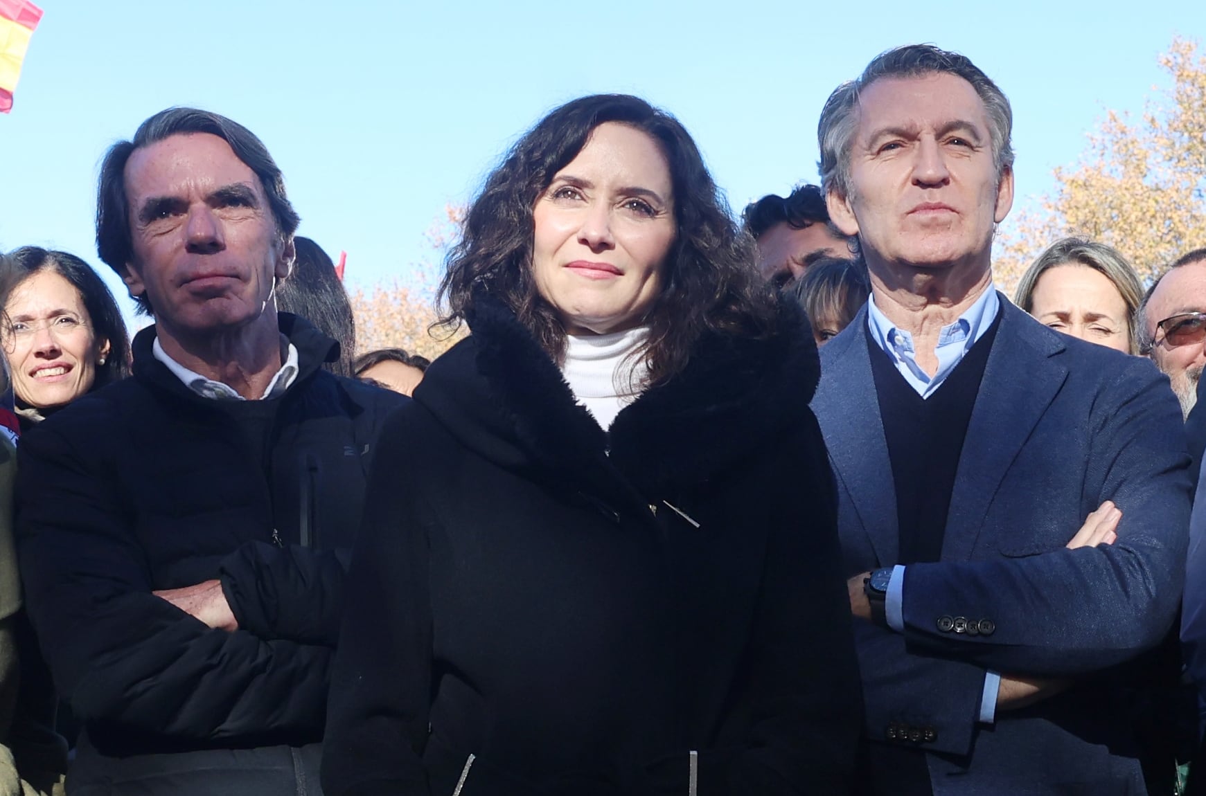 La presidenta de la Comunidad de Madrid, Isabel Díaz Ayuso, junto a José María Aznar (a la izquierda) y Alberto Núñez Feijóo. 