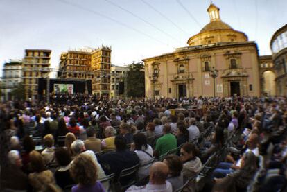 La Orquesta Sinfónica de la Academia Europea llevó anoche la música del cine a la plaza de la Virgen.