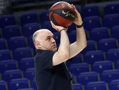 Laso lanza a canasta en un entrenamiento