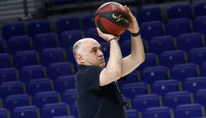 Laso lanza a canasta en un entrenamiento