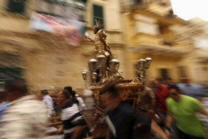 Procesión del Cristo Resucitado durante el 'Domingo de Pascua' en Cospicua (Malta).