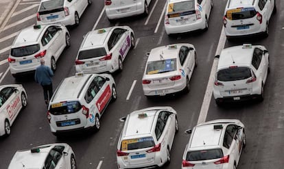 Siete asociaciones de taxistas convocan una protesta en defensa del sector en Valencia.