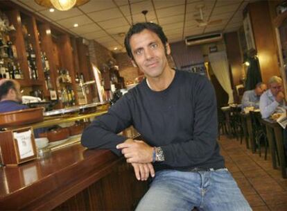 Quique Flores, en un bar de Valencia antes de la entrevista.