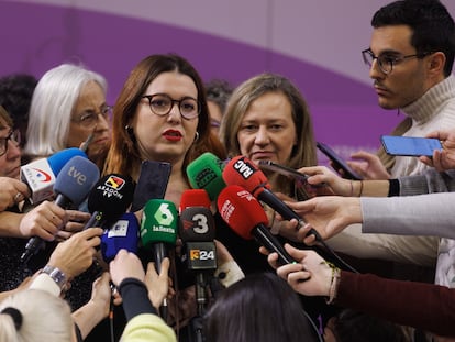 La secretaria de Estado de Igualdad y contra la Violencia de Género, Ángela Rodríguez (c); y la delegada del Gobierno contra la Violencia de Género, Victoria Rosell (d), atienden a los medios de comunicación en el Ministerio de Igualdad, el 6 de febrero de 2023, en Madrid (España).