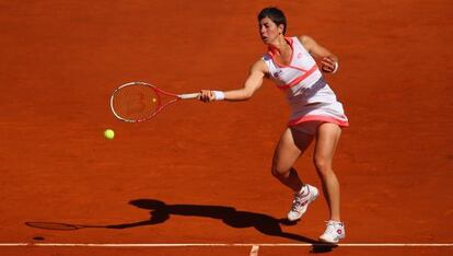 Carla devuelve una bola a Stosur.