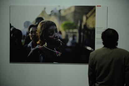 <p>“Nos hemos quedado únicamente en la inspiración”, comenta Valderrama. La esencia de crear Periscopio era mover iniciativas en torno al fotoperiodismo, “encargar producciones, traer exposiciones que no hubieran sido vistas en España, montar talleres”, pero la idea murió en 2012, cuando la crisis los ahogó.</p><p> En la imagen el primer premio en Fotografías individuales | Retratos en el entorno, de Markus Schreiber, Alemania, para The Associated Press.</p>