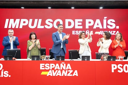 Pedro Sánchez celebra el resultado del PSOE en las europeas en la reunión de la ejecutiva junto a Santos Cerdán, Cristina Narbona, Teresa Ribera, María Jesús Montero e Iratxe García.