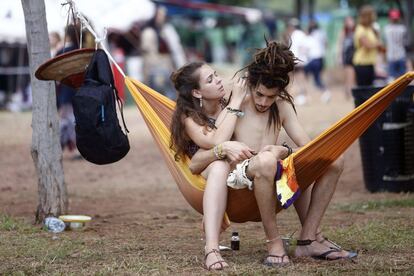 Una pareja arregla sus rastas en un área del descanso del Rototom Sunsplash que, tras el primer fin de semana de música, debates y actividades, hoy se prepara para recibir en su escenario principal una de las actuaciones más esperadas de su vigésimo segunda edición: la de la banda estadounidense Major Lazer.