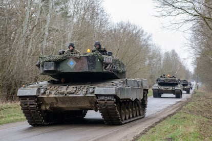 Soldados polacos en tanques Leopard 2 de fabricación alemana avanzan en el campo de entrenamiento militar de Biedrusko, en Polonia.