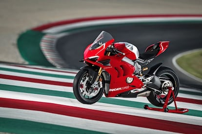 La Ducati Panigale V4 R es prácticamente una motocicleta de competición matriculada para poder circular por la calle, casi idéntica a la que competirá en el Campeonato del Mundo de Superbike, con Álvaro Bautista como uno de sus pilotos. La aerodinámica está cuidada al milímetro y se ha conseguido rebajar el peso del conjunto en tres kilogramos. Su propulsor es el conocido V4 que cubica 998 cc, pero preparado para entregar 221 CV de potencia que, además, pueden aumentar hasta los 234 CV si se instala el sistema de escape Ducati Performance.