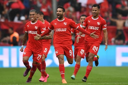 Los jugadores de Independiente celebran en un juego contra Racing Club.