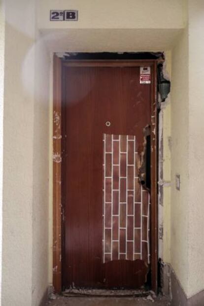 Una vivienda del distrito de Latina con la puerta de entrada destrozada.