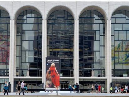 Vista da entrada principal da Metropolitan Opera.