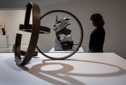 En primer término, obra de Jorge Oteiza de la serie desocupación de la esfera 1957, y en segundo término, obra de Chillida, 'Rumor sin límites V', de 1959.