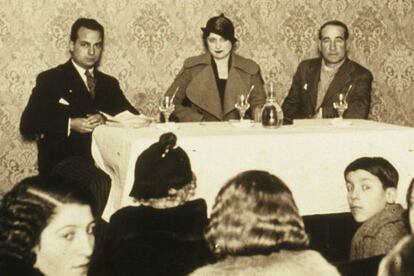 Conferencia de Blanco Amor no Centro Galego de Barcelona o 30 de decembro de 1933. Mar&iacute;a Luz Morales preside a mesa.